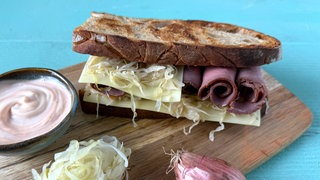 sandwich-mit-roastbeef-und-sauerkraut-reuben