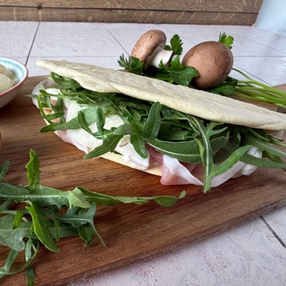 Teigfladen (Piadine) mit Schinken und Champignon-Mayonnaise