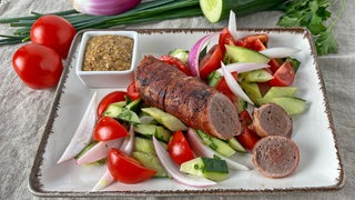 Wildschwein-Bratwürstchen mit Gurken-Tomatensalat und Biersenf