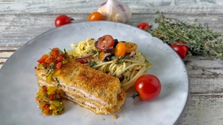 Parmesanschnitzel mit Spaghettisalat und Paprika-Dip
