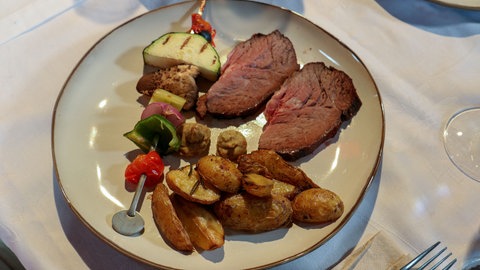 Entrecôte mit Grillgemüse und Rosmarinkartoffeln