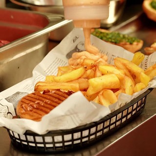 Burger und Pommes