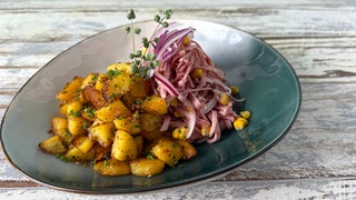 Wildschwein-Wurstsalat mit groben Bratkartoffeln