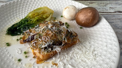 Überbackener Pilz-Toast mit karamellisiertem Romanasalat