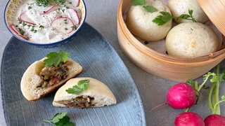Würzige Dampfnudeln mit Speck und Bergkäse
