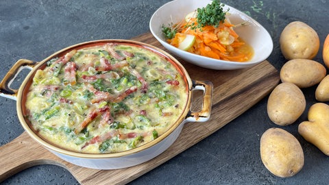 Carbonara-Kartoffeln mit Karotten-Apfelsalat
