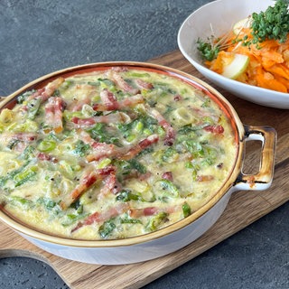 Carbonara-Kartoffeln mit Karotten-Apfelsalat