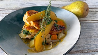 Geschmortes Hähnchen mit Kartoffeln, Karotten und Birnen
