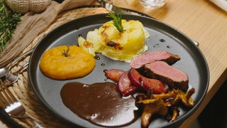 Ein Teller mit Wildfleisch, Püree und Sauce