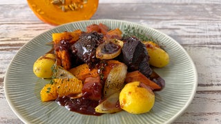 Geschmorte Rinderbäckchen mit Orangensaft und Kürbis