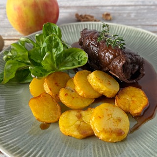 Rouladen mit Apfel-Walnussfüllung und Bratkartoffeln