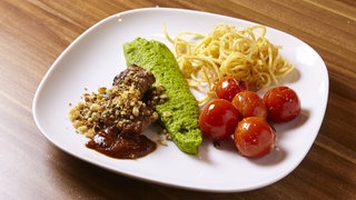 Schafrückenfilet mit Erbspüree auf eine Teller