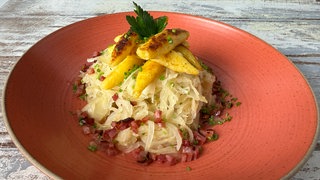 Schupfnudeln (Buabaspitzle) mit Weinsauerkraut 
