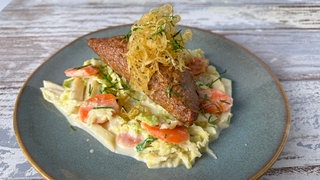 Hackfleisch-Omelette mit Wintergemüse und Kartoffelstroh