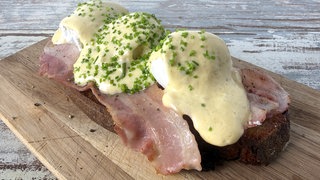 Eier Benedict mit Speck auf Holzofenbrot 	