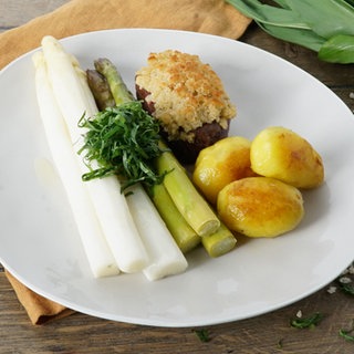 Rinder-Medaillons mit Wacholderkruste zu Spargel und Bärlauch-Kartoffeln