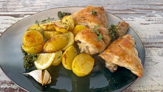 Marinierte Hähnchenschenkel auf Rosmarin-Kartoffeln