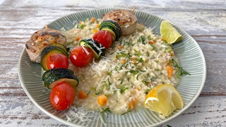 Gefüllte Schweinefiletspieße auf Gemüse-Risotto