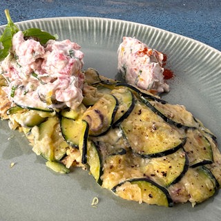Zucchinifladen (Scarpaccia) mit Schinken-Frischkäse-Dip