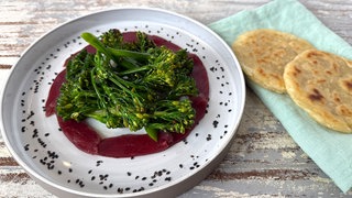 Gebeizter Rehrücken mit wildem Broccoli und Knoblauchbrot	