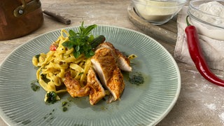 Gebratenes Hähnchenbristfilet mit Estragon-Sahne-Soße und frischer Pasta