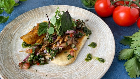 Pulled Chicken mit zweierlei Salsa und Pfannenbrot