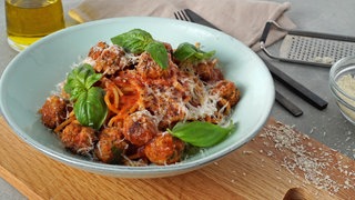 Spaghetti mit Fleischbällchen in Tomatensoße