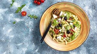 Nudelsalat mit Tomaten, Oliven und Rucola