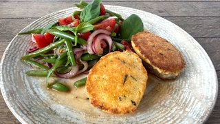 Schweine-Medaillons mit Parmesan-Knusperhaube und Bohnen-Tomatensalat 