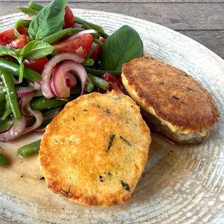 Schweine-Medaillons mit Parmesan-Knusperhaube und Bohnen-Tomatensalat 