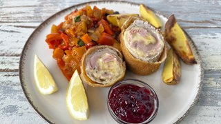 Cordon bleu-Rolle mit Kartoffelspalten und Paprika-Auberginen-Gemüse