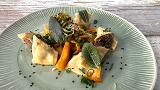 Maultaschen mit Salbeibutter und Aprikosen-Fenchel-Salat
