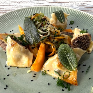 Maultaschen mit Salbeibutter und Aprikosen-Fenchel-Salat