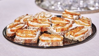 Hähnchenbrustscheiben auf Brot