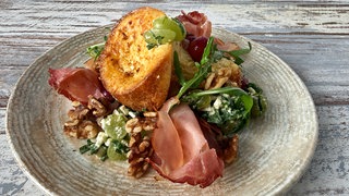 Pfitzauf mit Ziegenkäse und Traubensalat