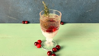 Alkoholfreier Gin Tonic mit Cranberrys