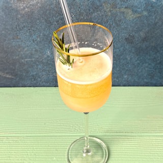 Alkoholfreier Birnen-Essig-Cocktail mit Apfel secco