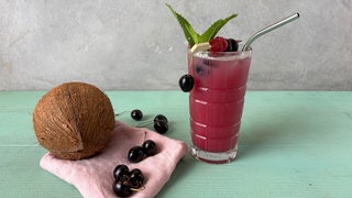 Tee-Mocktail mit Kirsche und Kokos