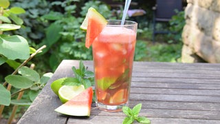 Ein Wassermelonen-Mojito ohne Alkohol in einem Glas serviert. Eine erfrischende Empfehlung von SWR1 Pfännle-Koch Eberhard Braun.