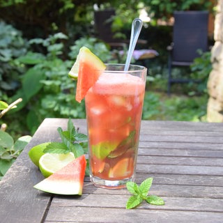 Ein Wassermelonen-Mojito ohne Alkohol in einem Glas serviert. Eine erfrischende Empfehlung von SWR1 Pfännle-Koch Eberhard Braun.
