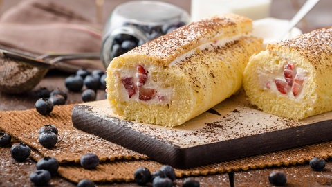 Biskuitrolle mit Blaubeeren