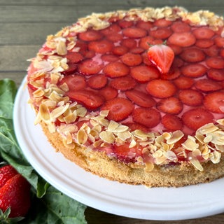Rhabarber-Sandkuchen mit Vanillecreme und Erdbeeren