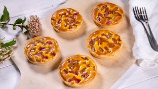 Vom Ofen auf den Tisch: Die frischen Rhabarber Tartelettes können nach dem Backen serviert werden.