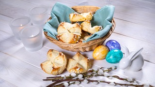 Die Osterpinze ist ein klassisches Gebäck aus Hefeteig, das in Österreich, Slowenien und Kroatien zu Ostern Tradition hat, auch als Nest für Eier. Unser Rezept setzt auf Trockenhefe und Zitrusfrüchte – und gelingt einfach. 