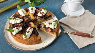Versunkener Rhabarberkuchen mit Mandelstreuseln
