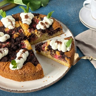 Versunkener Rhabarberkuchen mit Mandelstreuseln