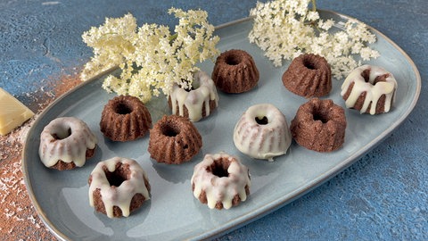 Mini-Gugelhupfe mit Holunderblütensirup
