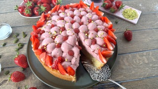 Löcherkuchen (Poke-Cake) mit Zitronencreme und Erdbeersahne