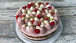 Himbeersahnetorte mit Pistazien