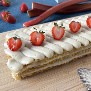Mille-feuille mit Vanillecreme und Erdbeer-Rhabarber-Kompott